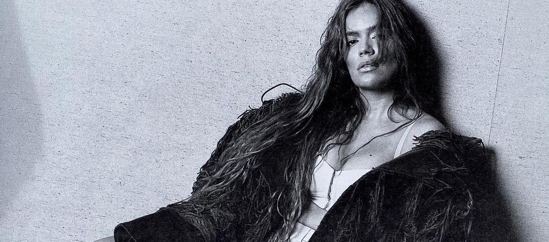 Karol G vestida por el joven diseñador español Javier Guijarro