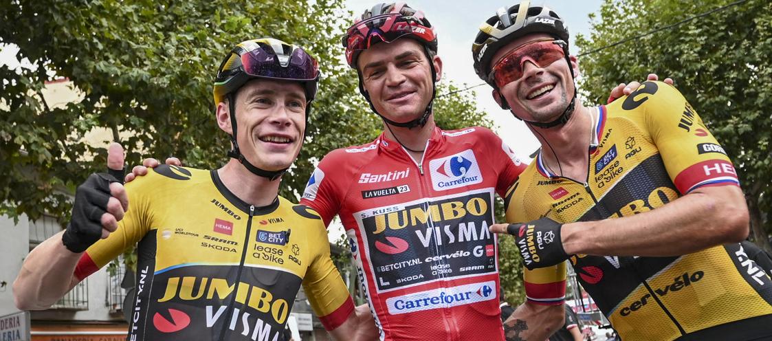 Sepp Kuss (centro) acompañado de sus compañeros de equipo Jonas Vingegaard y Primoz Roglic.