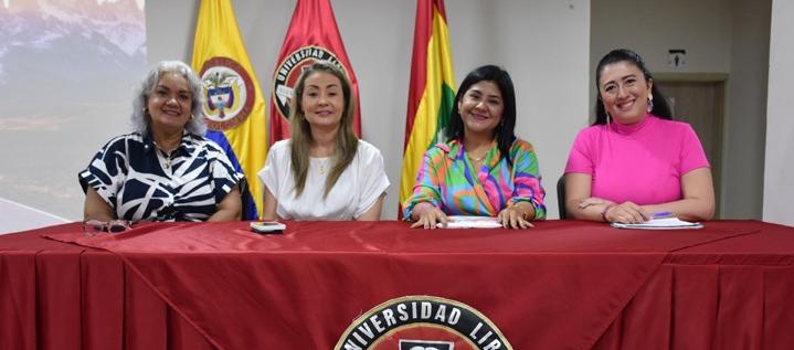 La rectora seccional, Beatriz Tovar Carrasquilla, junto a Zhejer Gutiérrez, Vilma Riaño y Reyna Elizabeth.