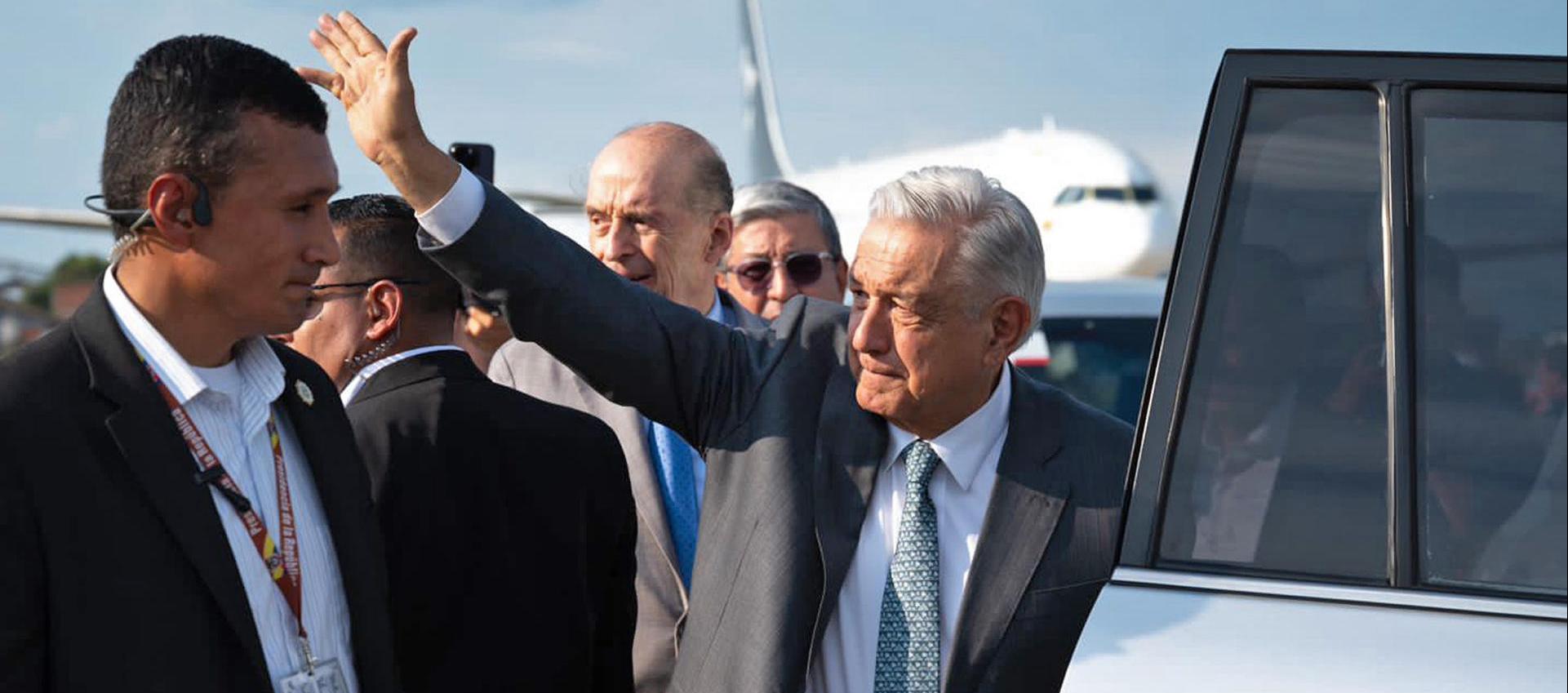 El Presidente de México, Andrés López Obrador, llegando a Colombia.