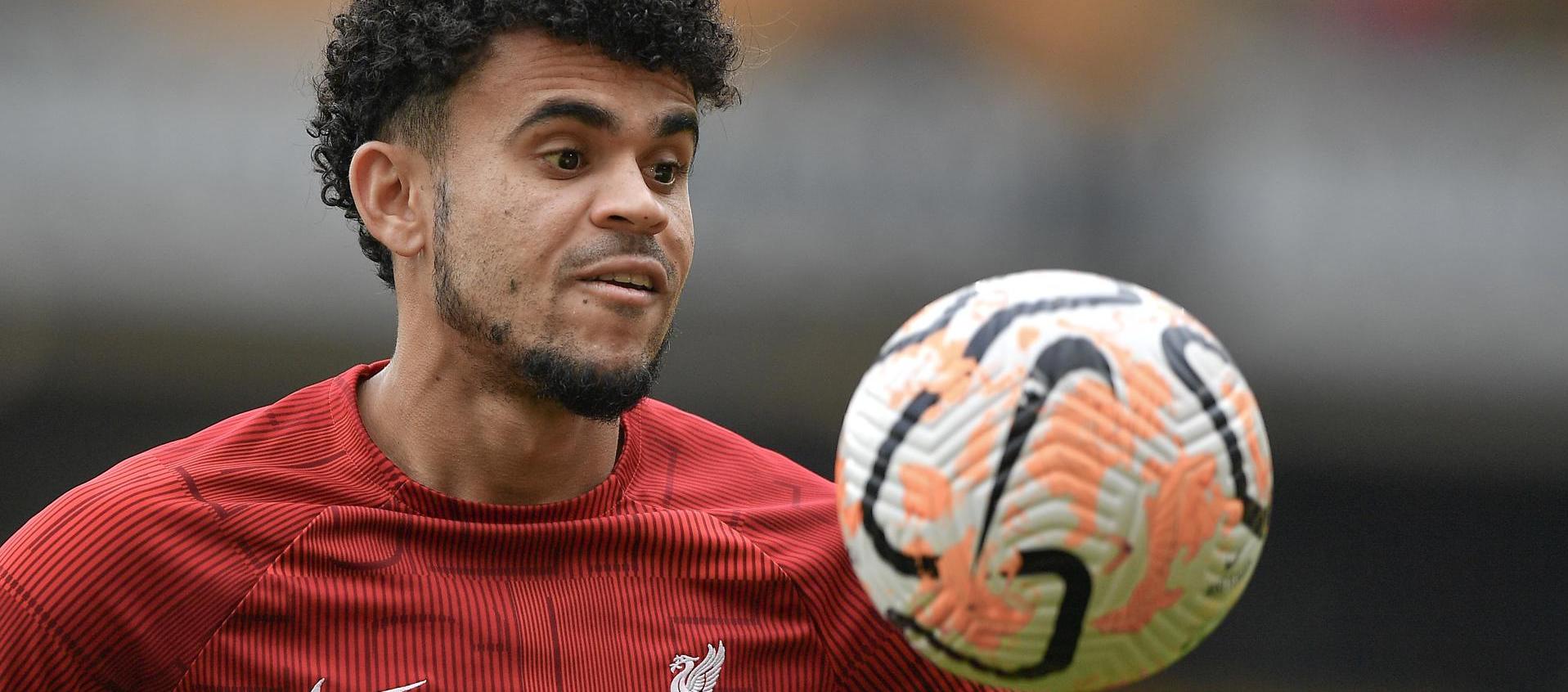 Luis Díaz calentando antes del encuentro frente al Wolverhampton.