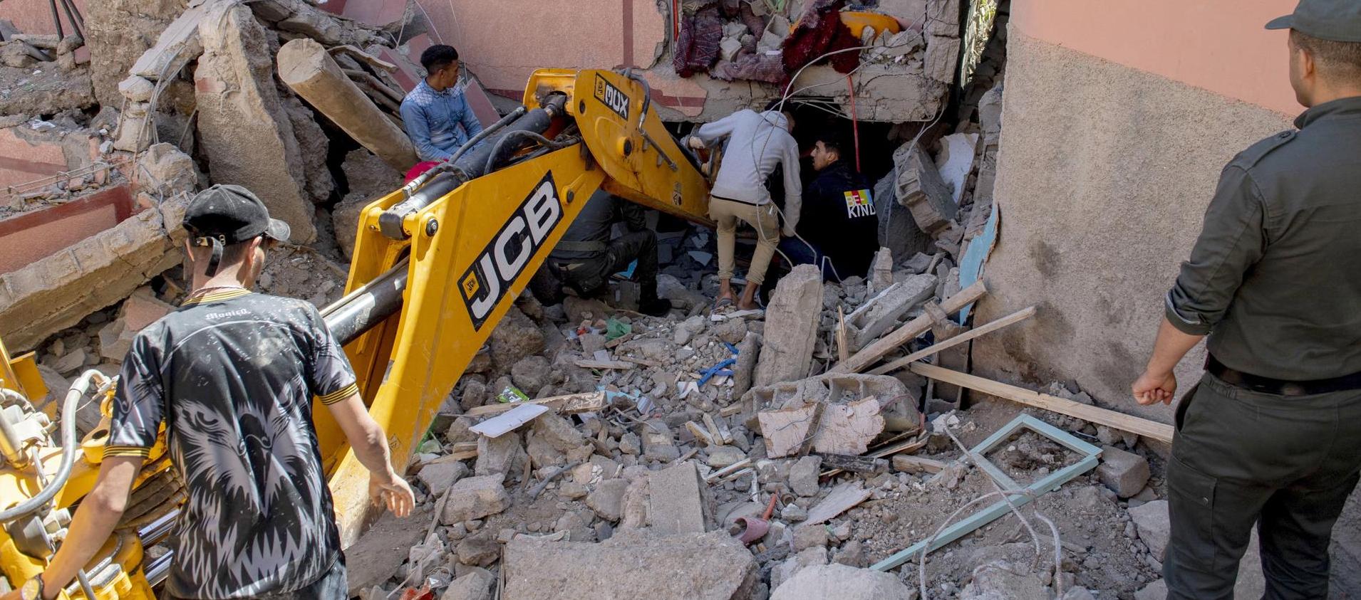 Organismos de socorro trabajan en una de las zonas más golpeadas por el terremoto en Marruecos