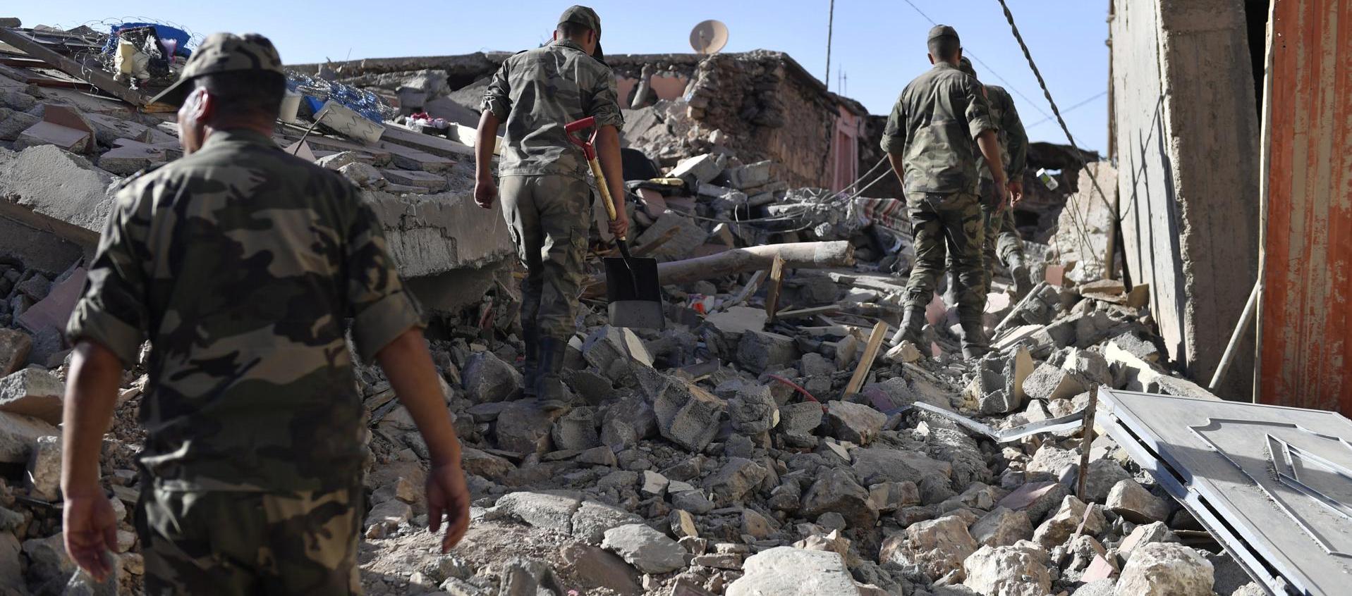 Rescatistas buscan víctimas entre los escombros en Marruecos