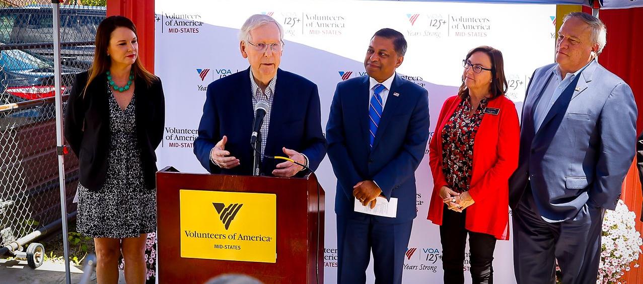 El político Mitch McConnell en rueda de prensa.