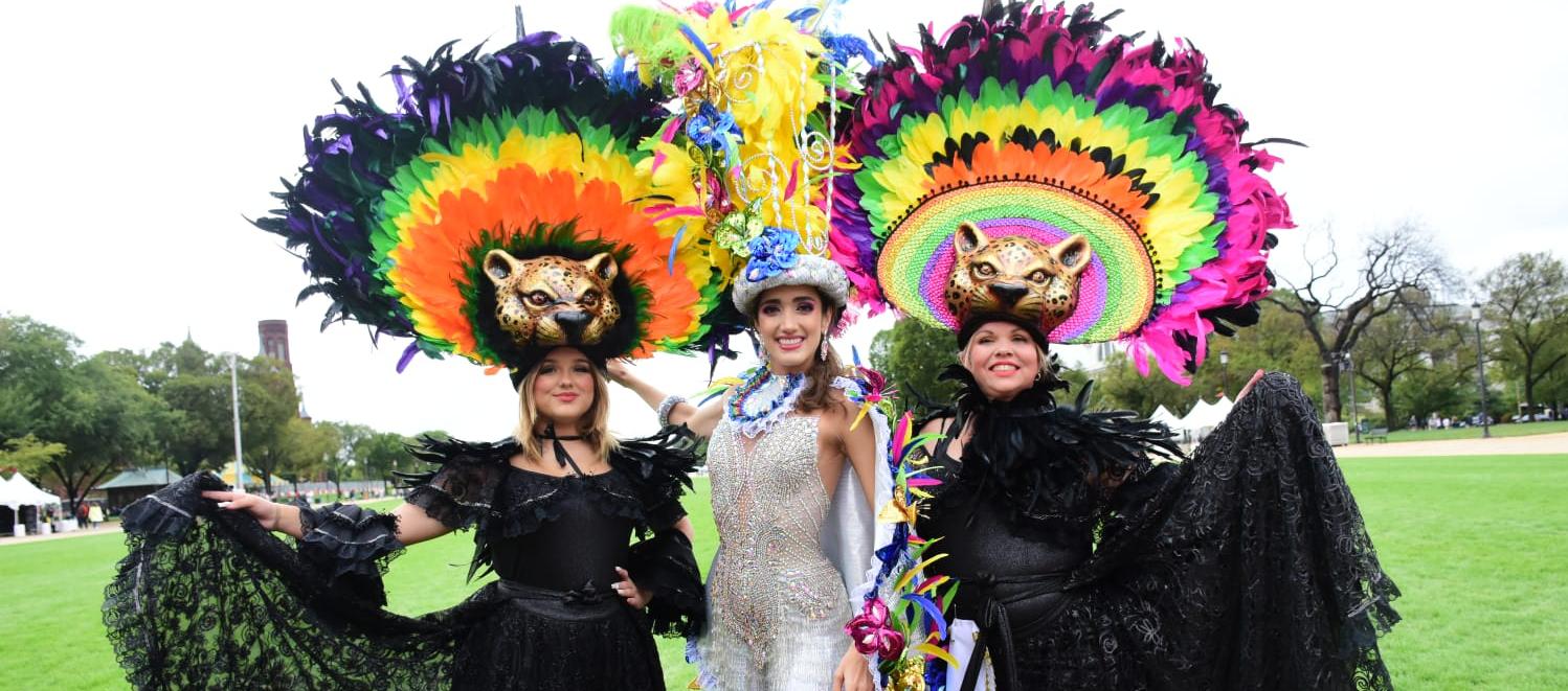 La reina Melissa Cure junto a Lily Castillo y su hija Rachel, de la fundación ‘Hispanos Sin Fronteras’.