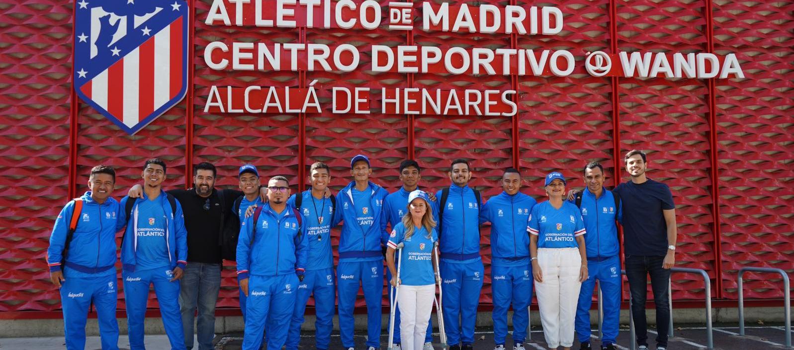 Los entrenadores de 'Misión Fútbol' en compañía de la gobernadora Elsa Noguera. 