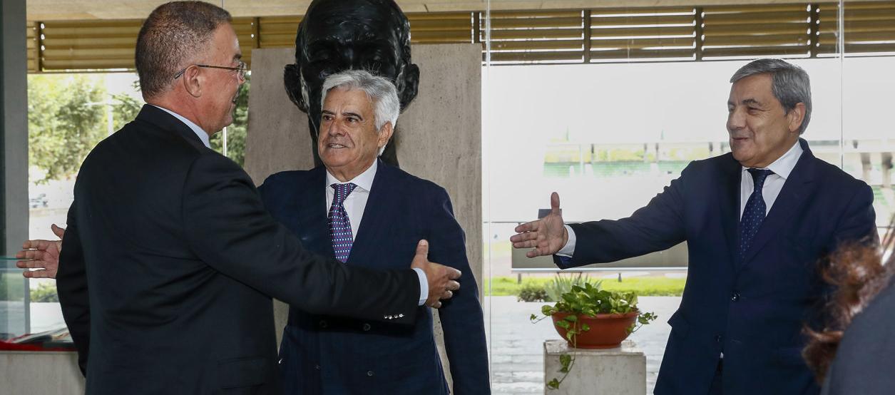 Pedro Sánchez (centro), Fernando Gomes y Fouzi Lekjaa al llegar a la reunión, en Madrid. 