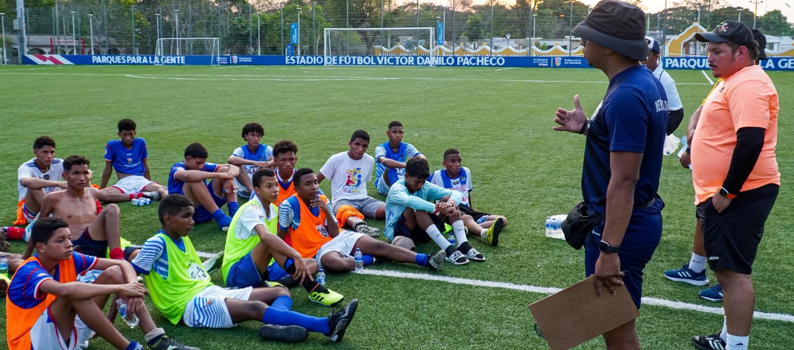 Los entrenadores Michael Vásquez y Ricardo Pretel son los organizadores del torneo.d