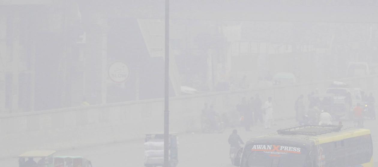 Personas viajan en automóviles y motocicletas bajo una nube de contaminación en Lahore (Pakistán)