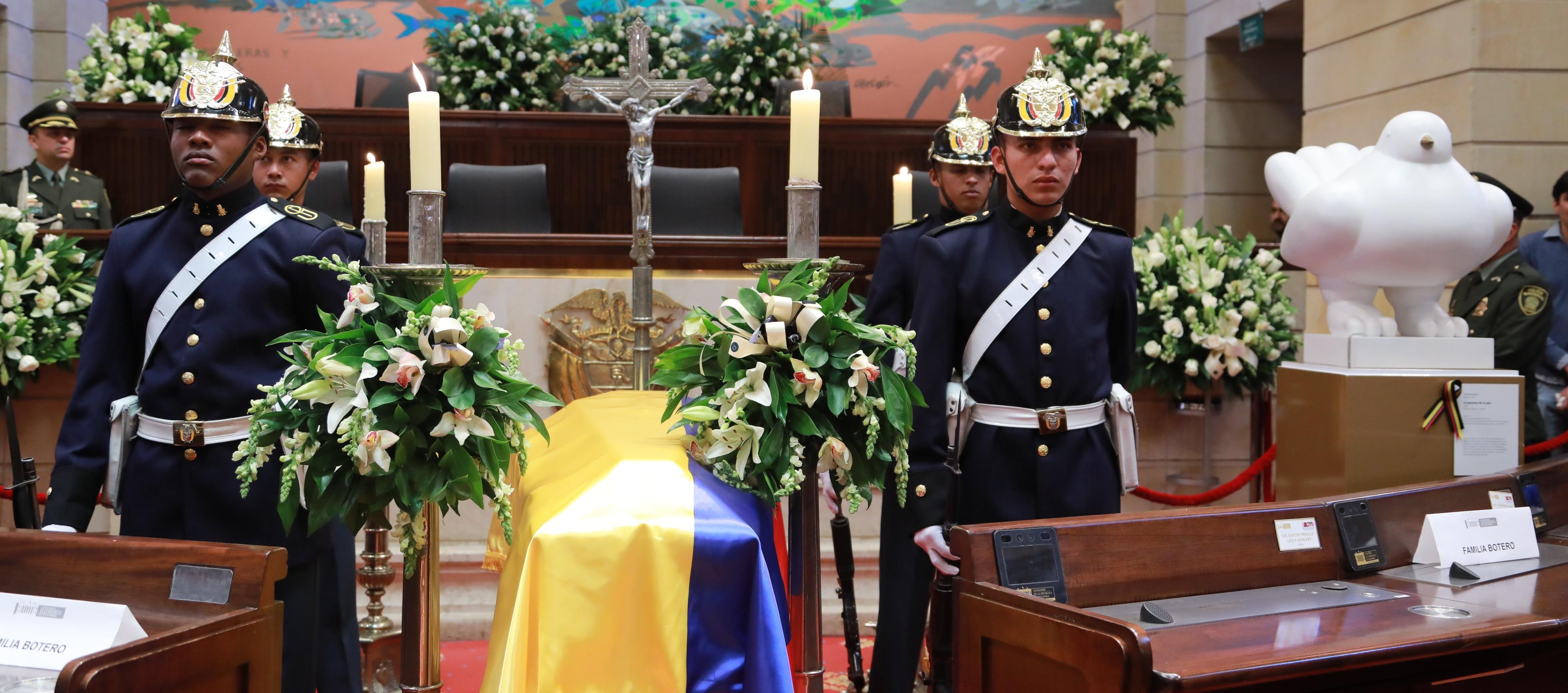 "La paloma de la paz" al lado del féretro del maestro Fernando Botero