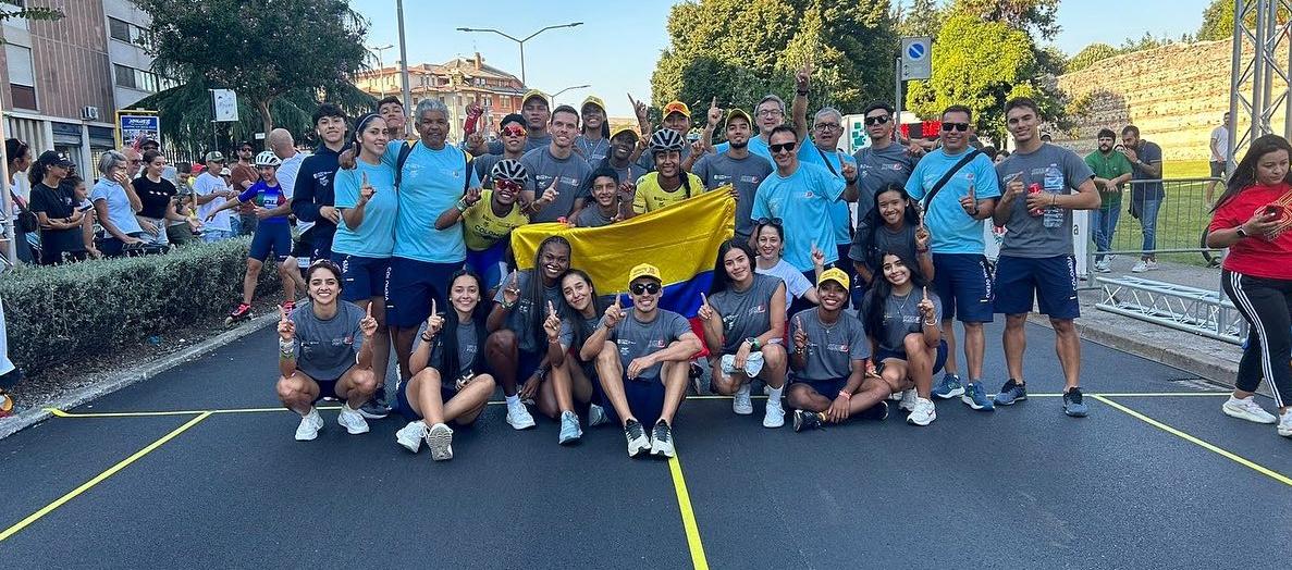 Delegación de Colombia que se alzó con el título en el Mundial de Patinaje en Italia. 
