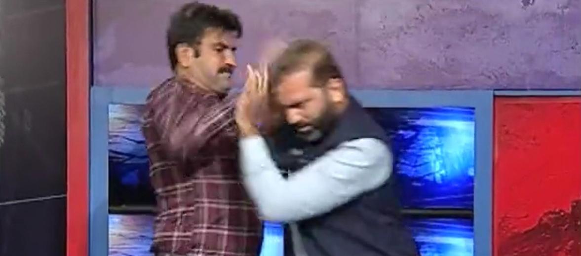 Imran Khan y Afnan Ullah en medio de la pelea.