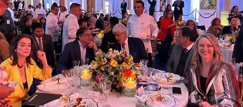 El presidente Petro y el ministro de Comercio, Germán Umaña, con los gremios del turismo a nivel nacional.