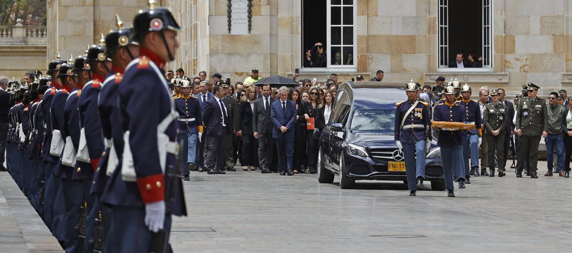 El féretro con los restos del maestro Fernando Botero cuando era trasladado a la Catedral Primada. 