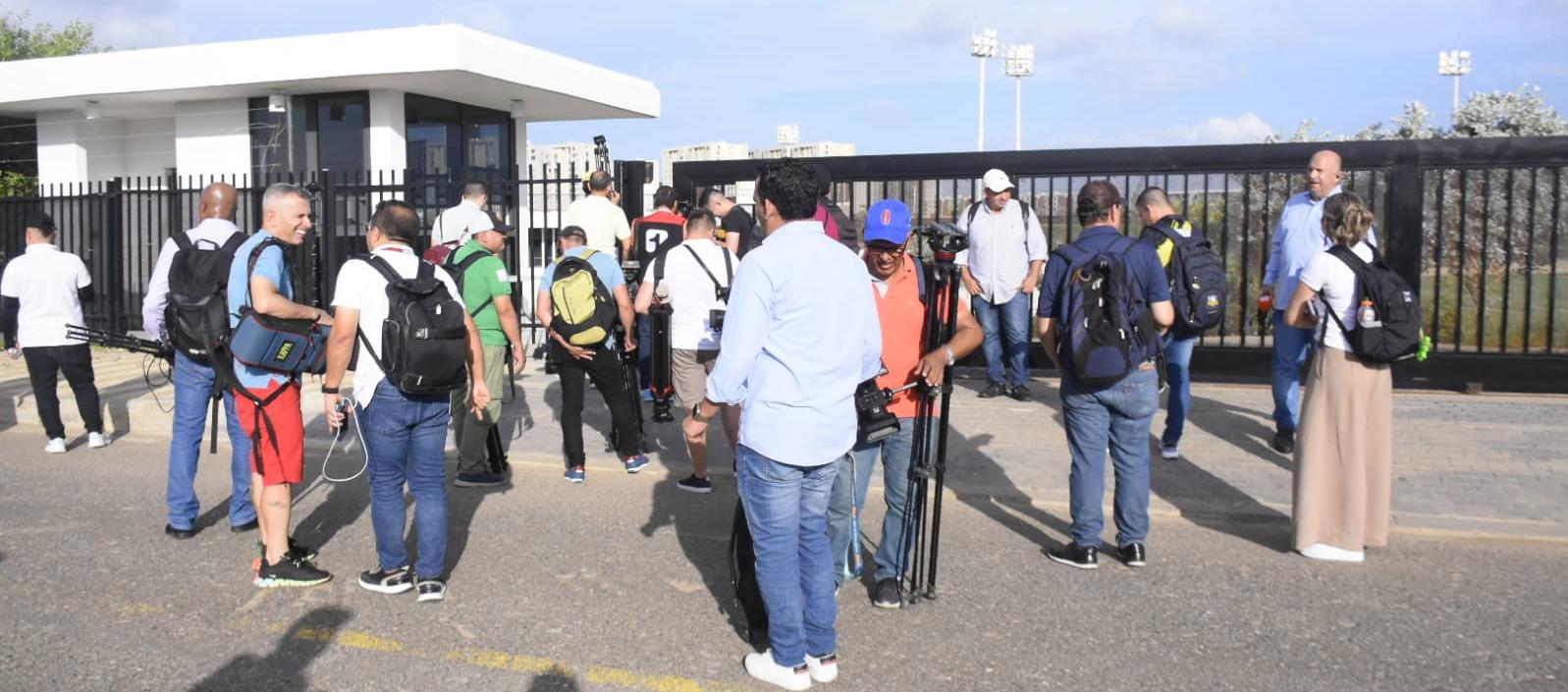Periodistas a la espera del acceso a la práctica de la Selección Colombia.