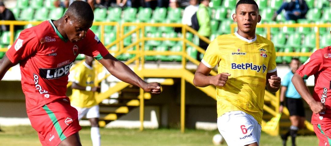 Acción del partido entre el Barranquilla FC y Patriotas, este lunes en Tunja. 