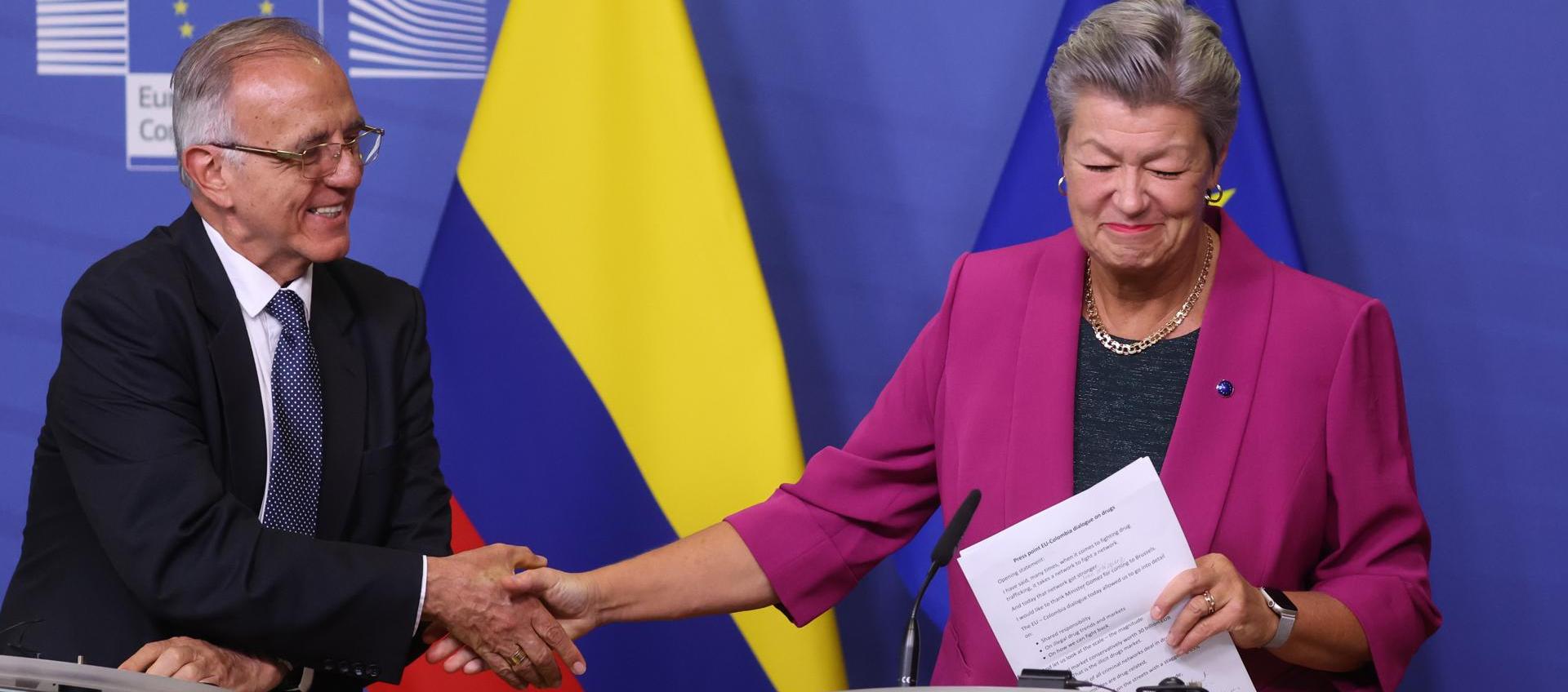 La Comisaria Europea de Asuntos Interiores, Ylva Johansson, le da la mano al Ministro de Defensa, Iván Velásquez.