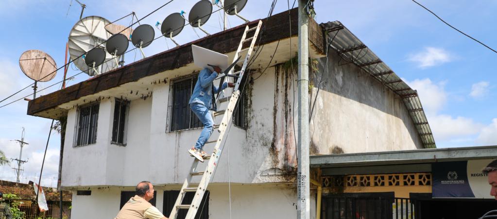 Instalación de antenas Starlink por parte de la Registraduría Nacional.