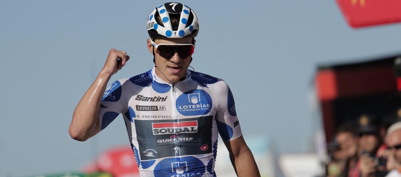 Remco Evenepoel, campeón en 2022, cruzó en solitario la meta. 