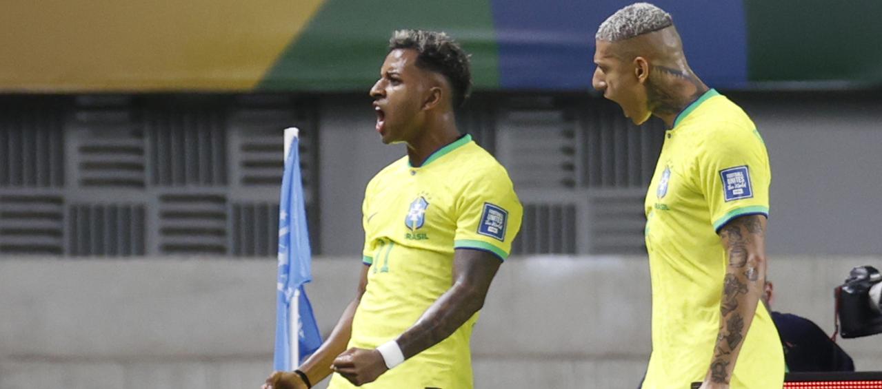 Rodrygo celebra uno de los goles que marcó contra Bolivia. Con él, Richarlison.