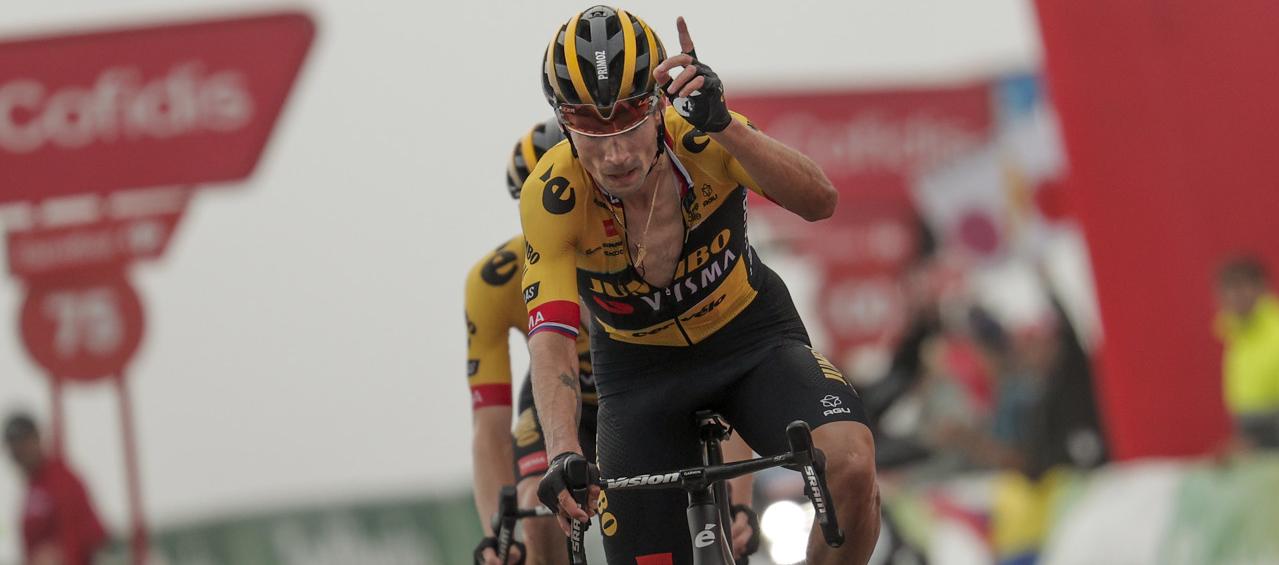 Primoz Roglic cruza la meta seguido de su compañero de equipo Jonas Vingegaard.