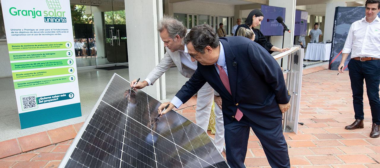  Juan Manuel Rojas, presidente de Promigas, y Adolfo Meisel, rector de Uninorte, firman simbólicamente un panel solar.