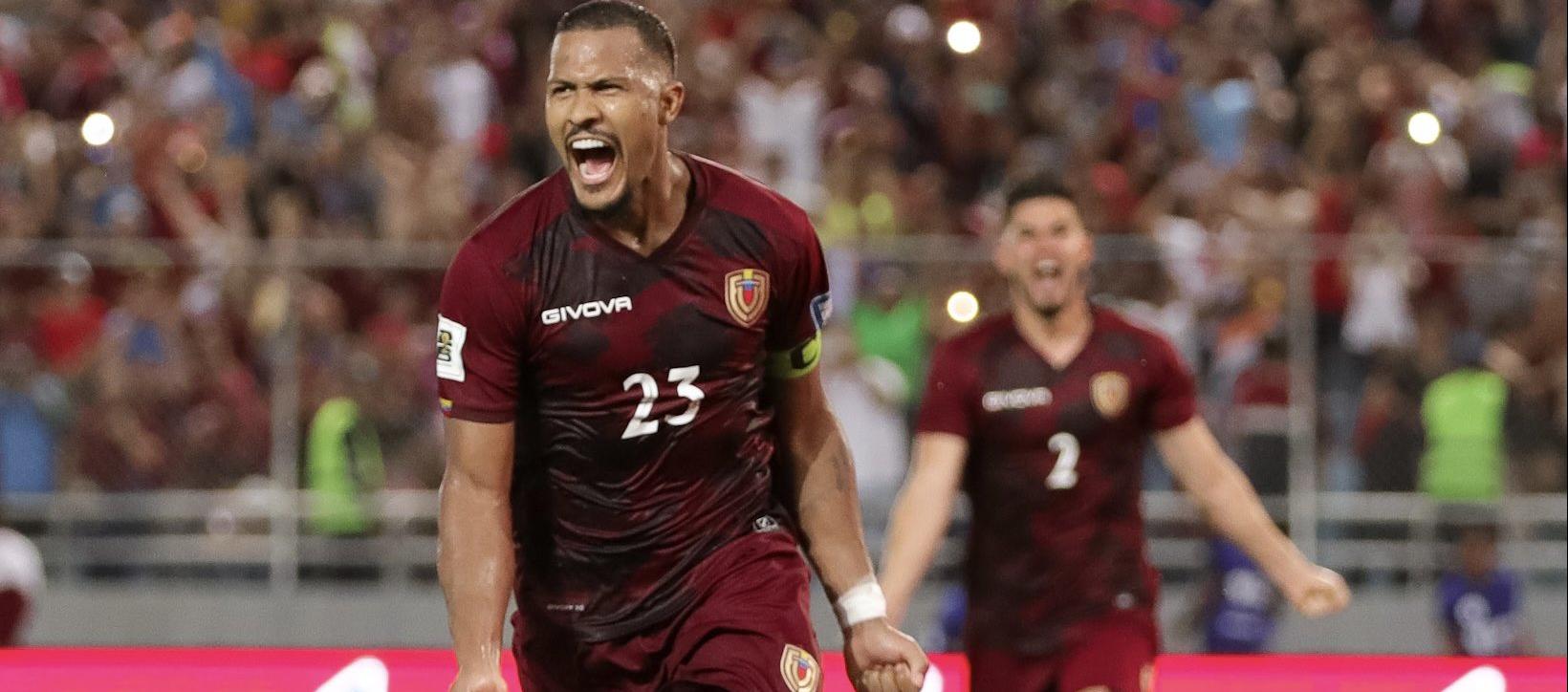 Salomón Rondón celebra tras convertir el penalti que le dio el triunfo a Venezuela. 