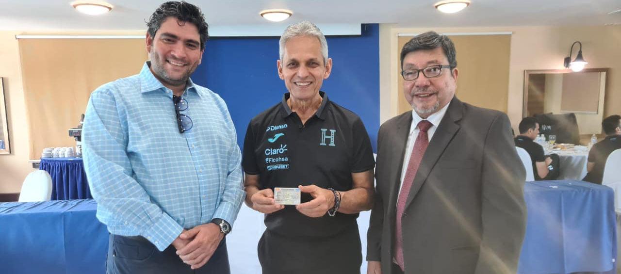 Reinaldo Rueda tras recibir el documento que lo acredita como hondureño.