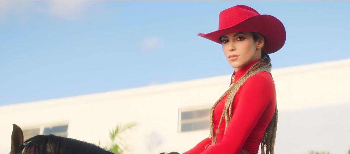 Shakira vestida de charra mexicana sobre un caballo en 'El Jefe