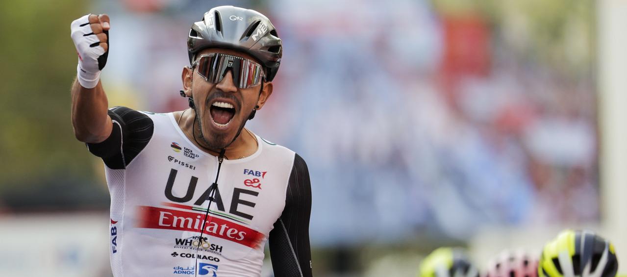 Juan Sebastián Molano celebra tras cruzar primero la meta en Zaragoza. 