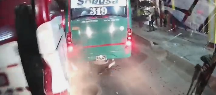 Momento exacto en el que un bus interdepartamental choca con uno de transporte público.