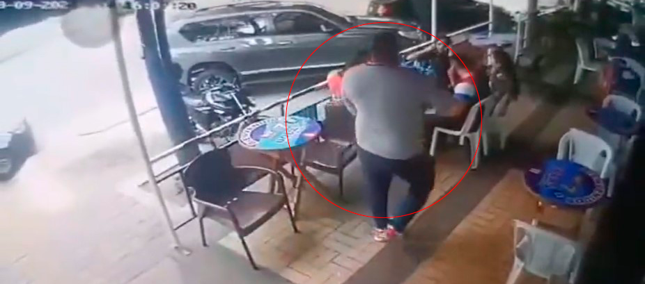 Momento exacto en el que se da el robo en el barrio Boston.