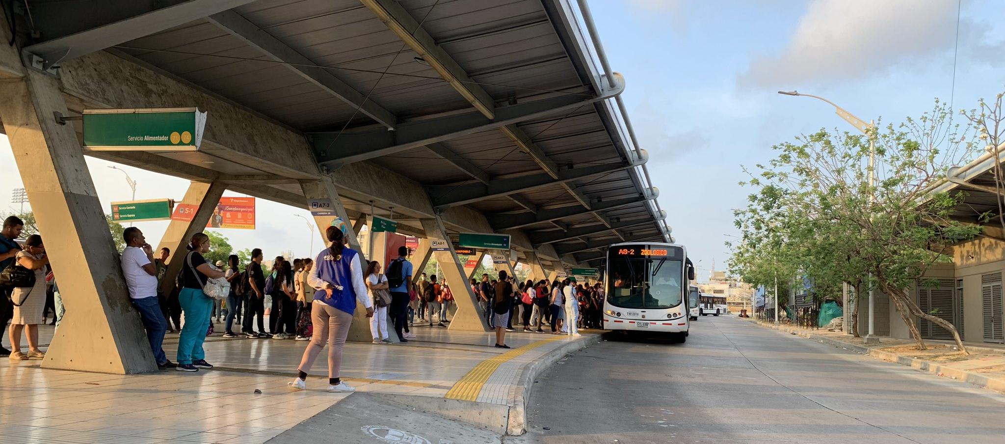 Usuarios de Transmetro en la Estación de Retorno Joe Arroyo