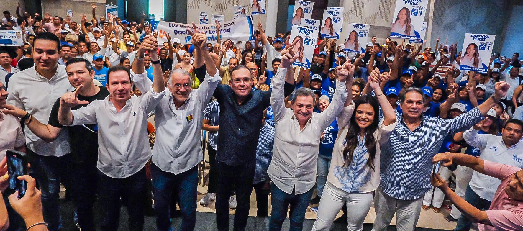 El presidente del Partido Conservador. Efraín Cepeda, y otros dirigentes de la colectividad junto al candidato Eduardo Verano