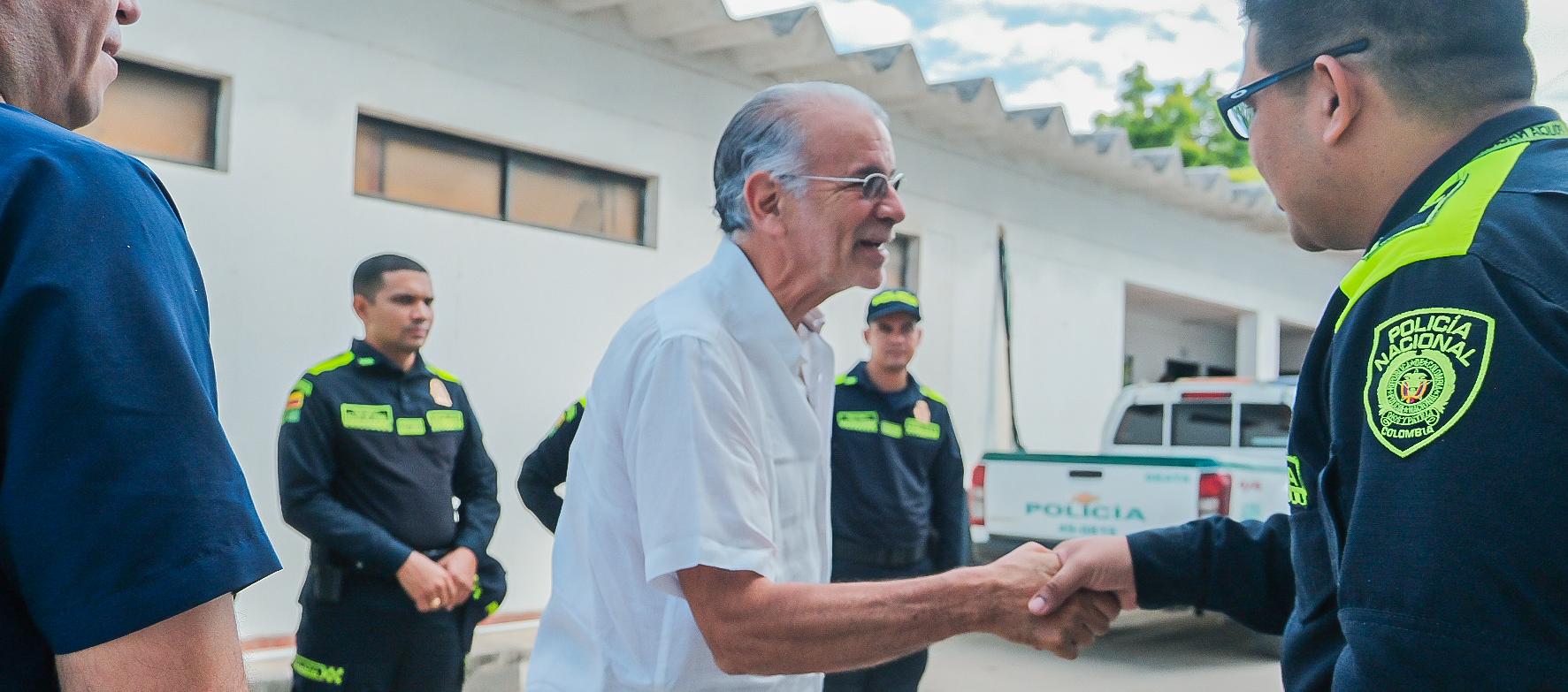 Eduardo Verano junto con la Policía Metropolitana de Barranquilla.