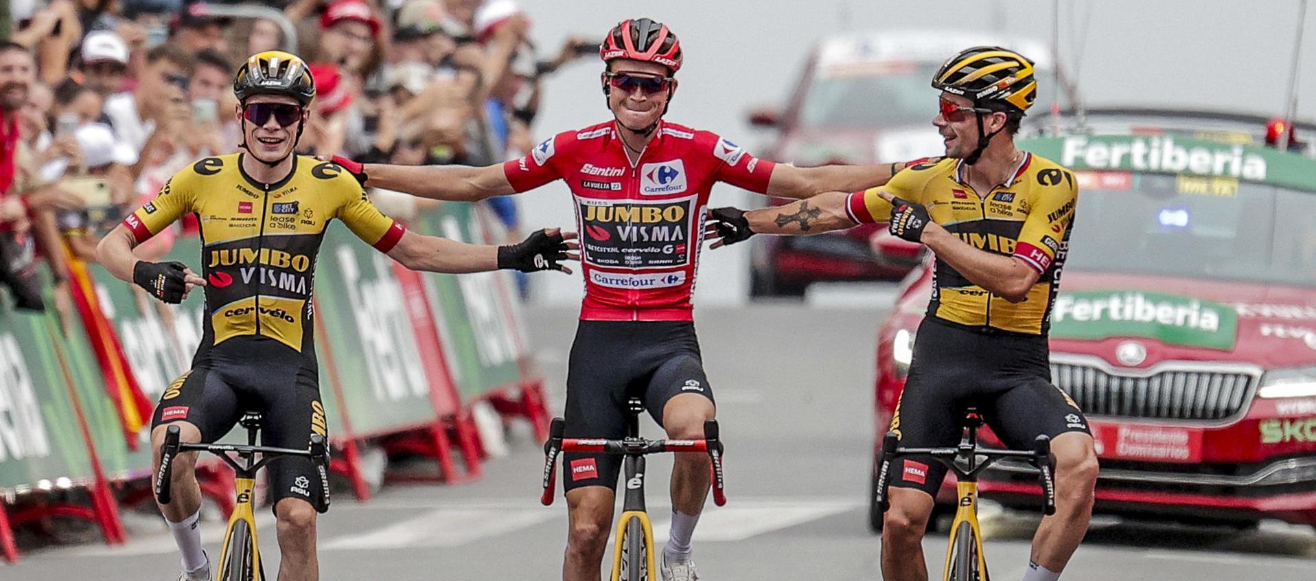 Sepp Kuss celebrando con sus compañeros Jonas Vingegaard y Primoz Roglic.