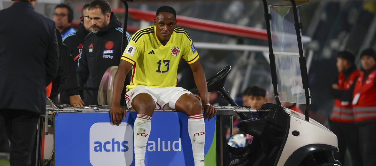 Yerry Mina cuando abandonaba la cancha en el partido de Colombia contra Chile. 