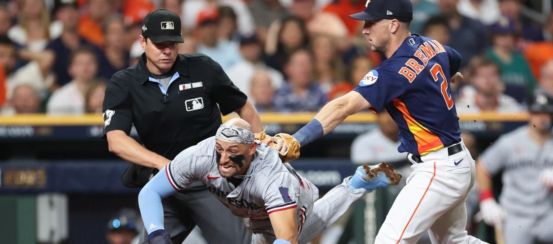 Alex Bregman, de los Astros, pone out en tercera a Royce Lewis, de los Mellizos. 