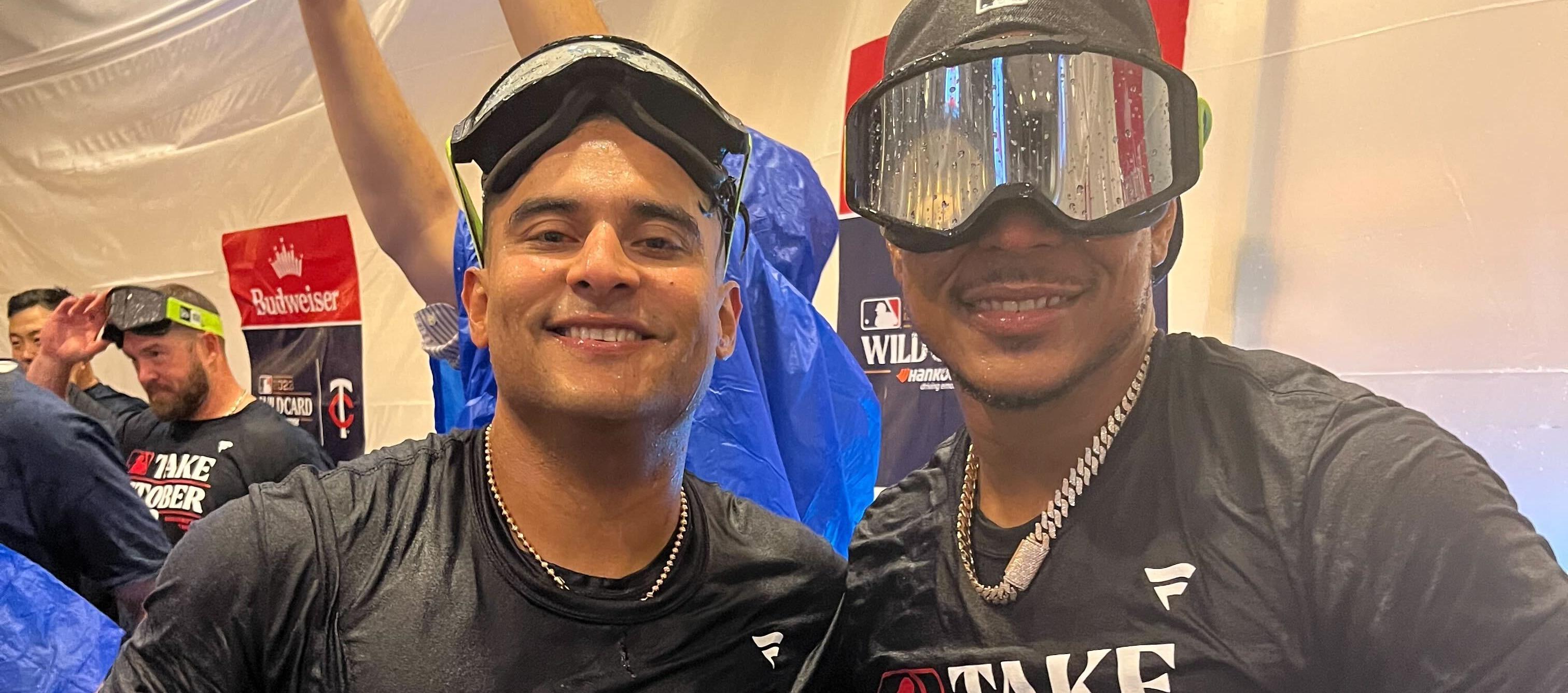 Dónovan Solano celebra la clasificación de los Mellizos a las series divisionales. 