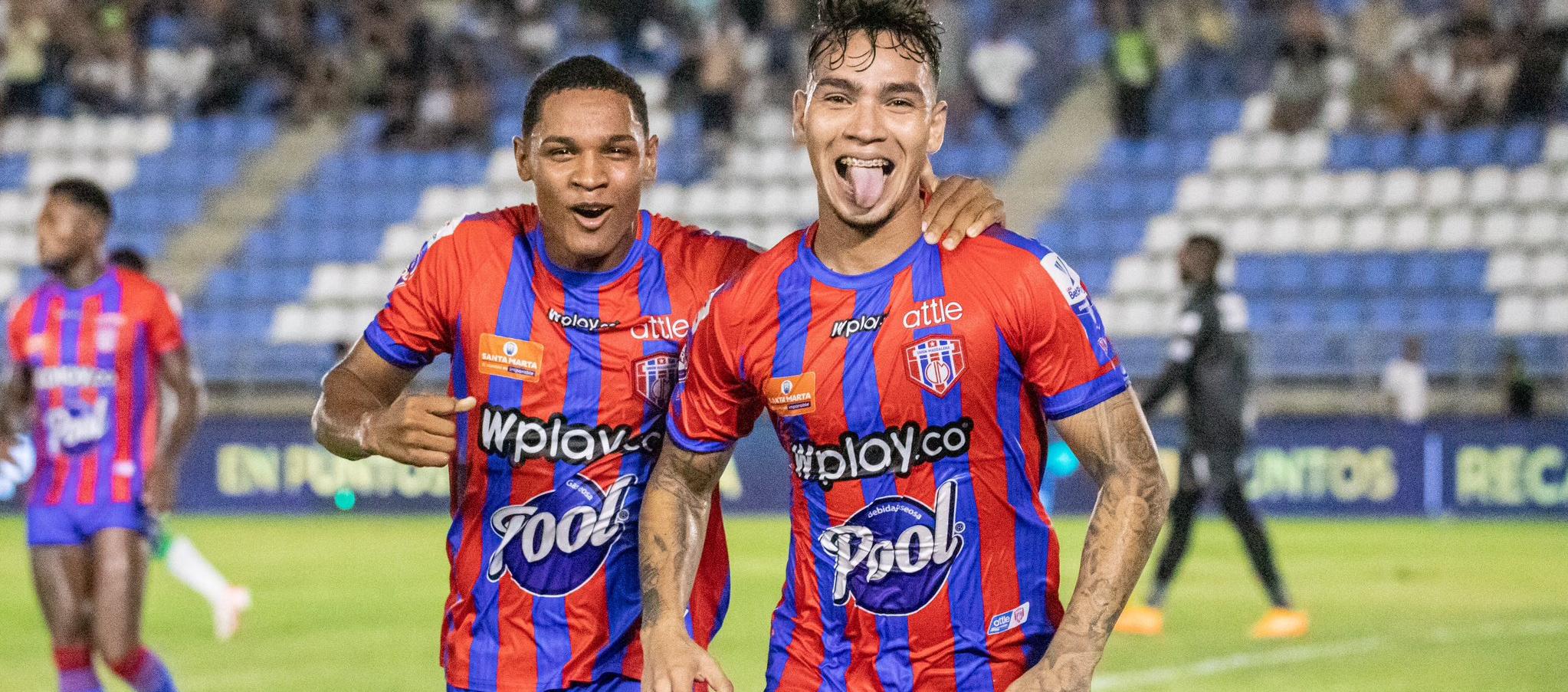 Ricardo 'Caballo' Márquez celebra tras marcar, de penalti, el primer gol del Unión Magdalena. Lo sigue José Mercado.