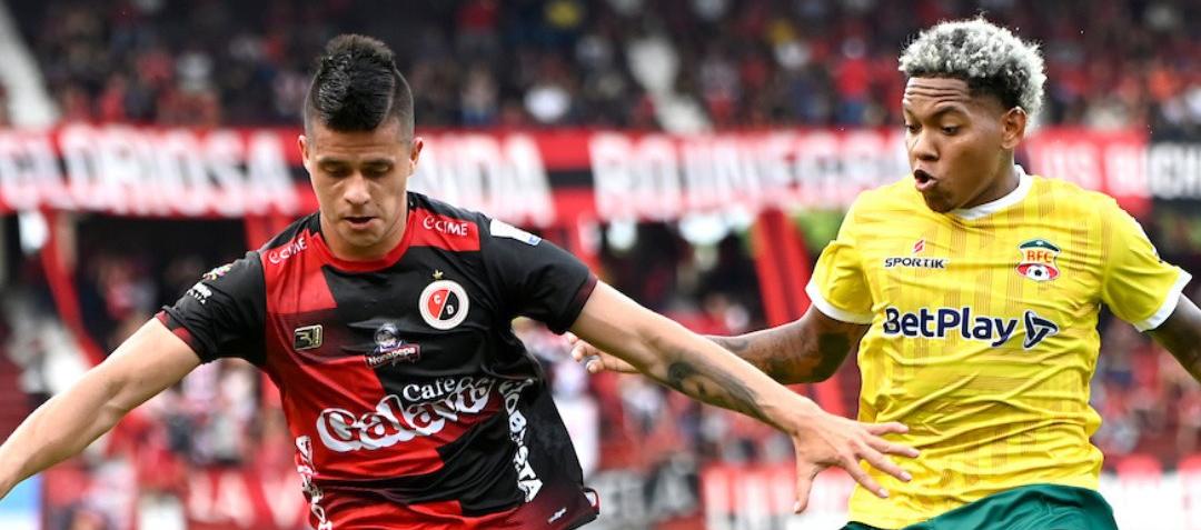 Acción del partido entre Cúcuta y Barranquilla FC en el General Santander. 