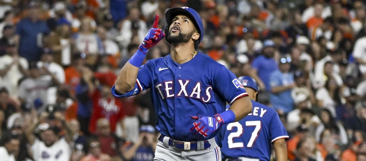 El dominicano Leody Taveras llega al plato tras conectar un jonrón que significó la segunda carrera de los Rangers.