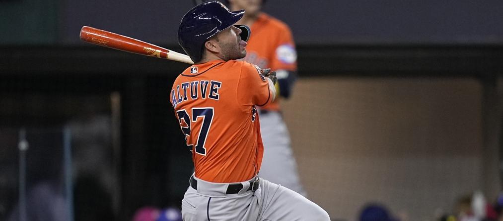 El venezolano José Altuve le dio la victoria a los Astros con un jonrón de tres carreras en el noveno. 