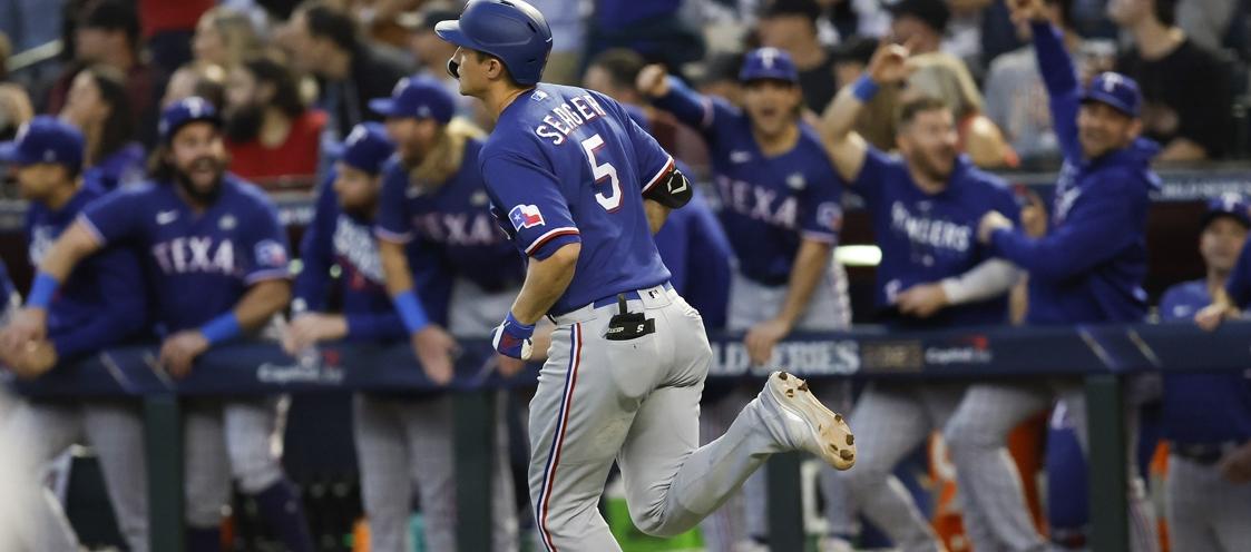 Corey Seager recorre las bases tras conectar jonrón en la tercera entrada. 