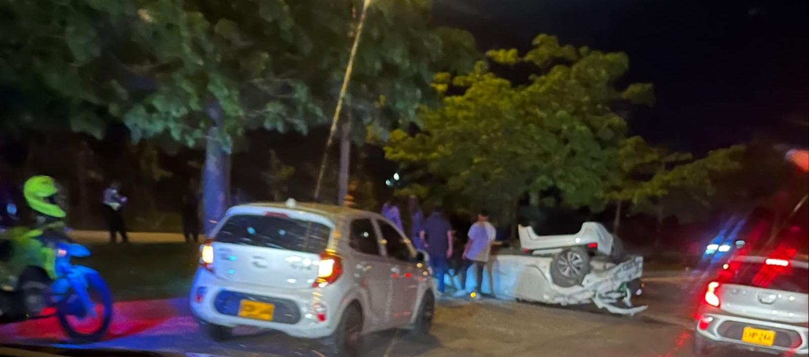 Así quedó el vehículo que se terminó volcando en la carrera 53. 