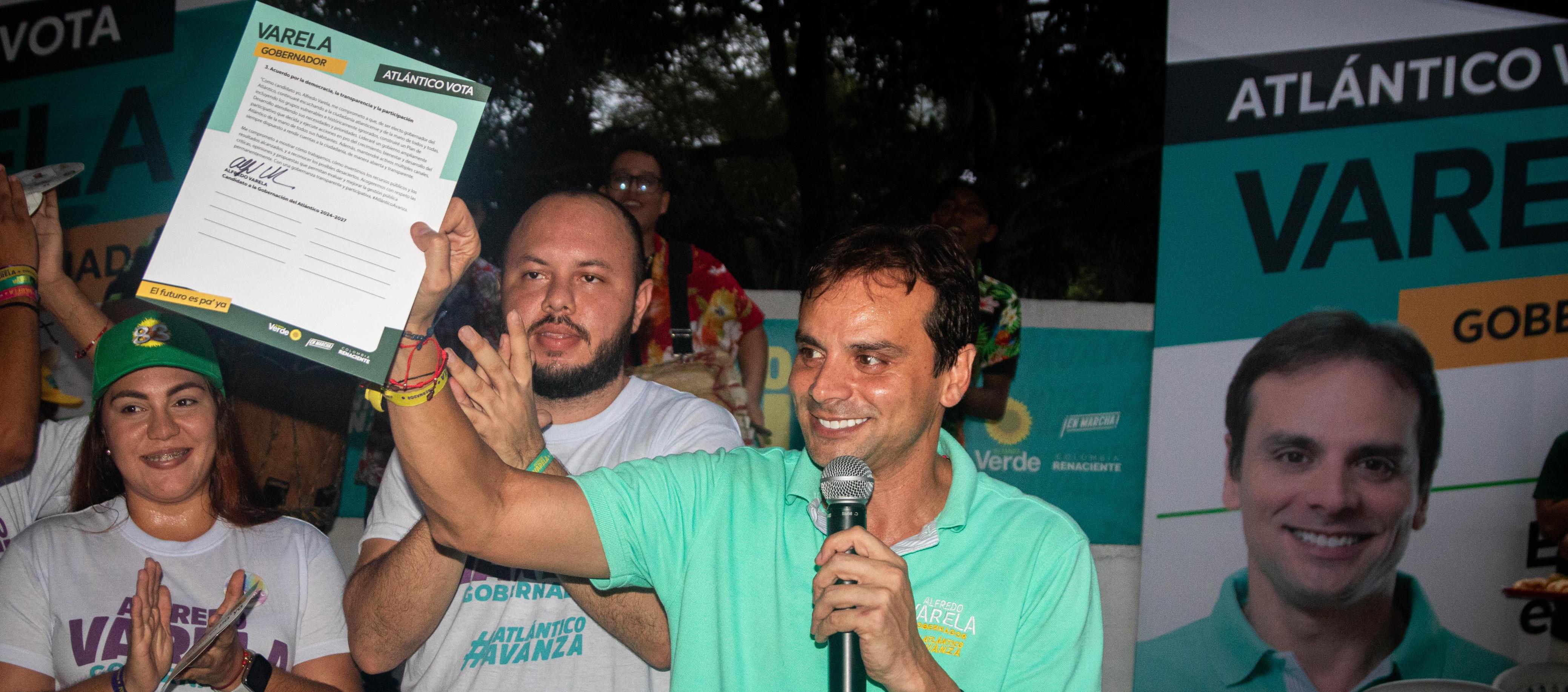 Alfredo Varela con los jóvenes del Atlántico.