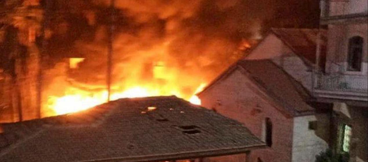 Incendio tras ser bombardeado un hospital en Gaza. 