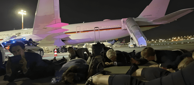 Funcionarios del Gobierno Alemán en el suelo de la pista del aeropuerto de Tel Aviv. 