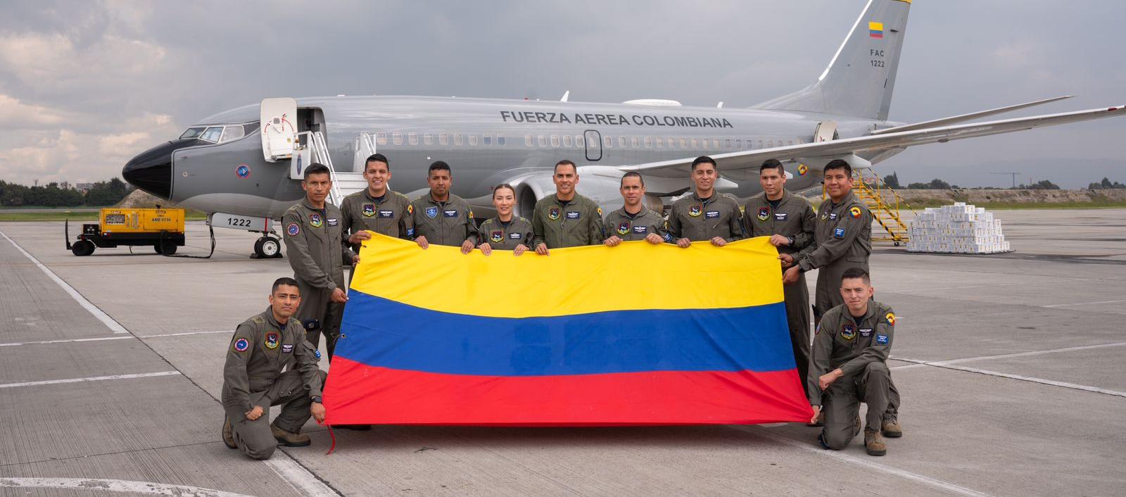 Tripulación del avión con la ayuda humanitaria.