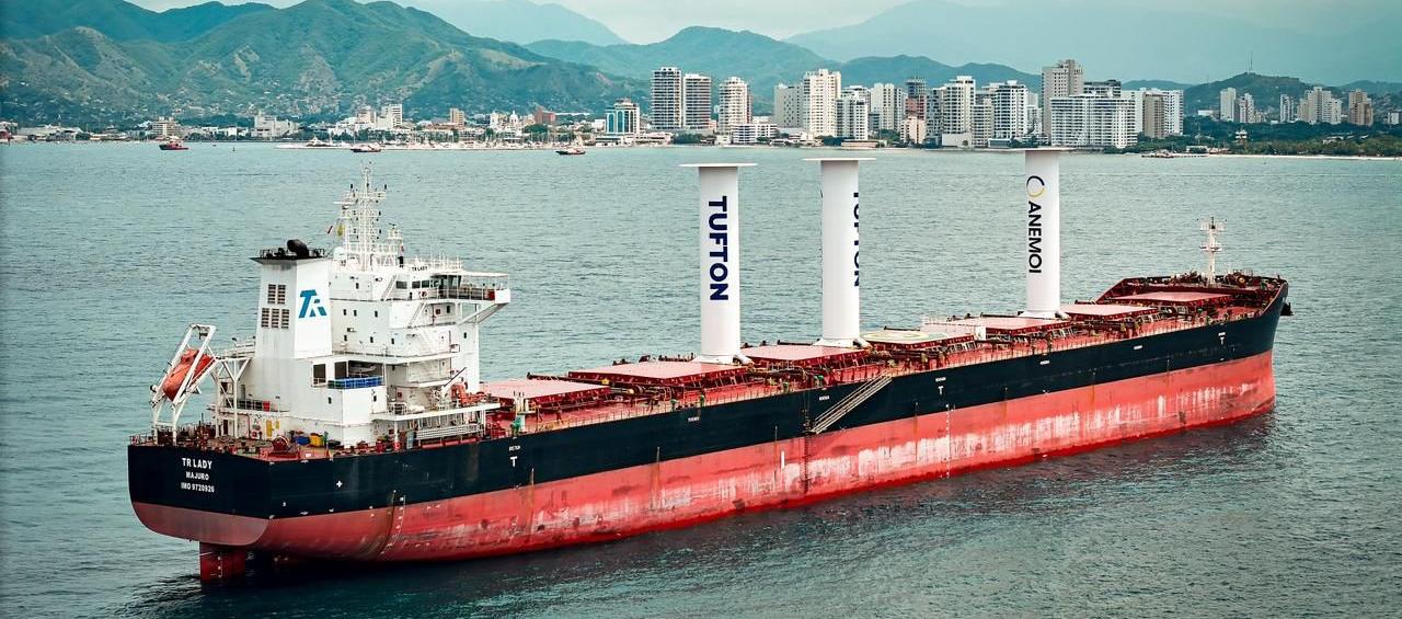 El buque TR Lady entrando a Santa Marta.